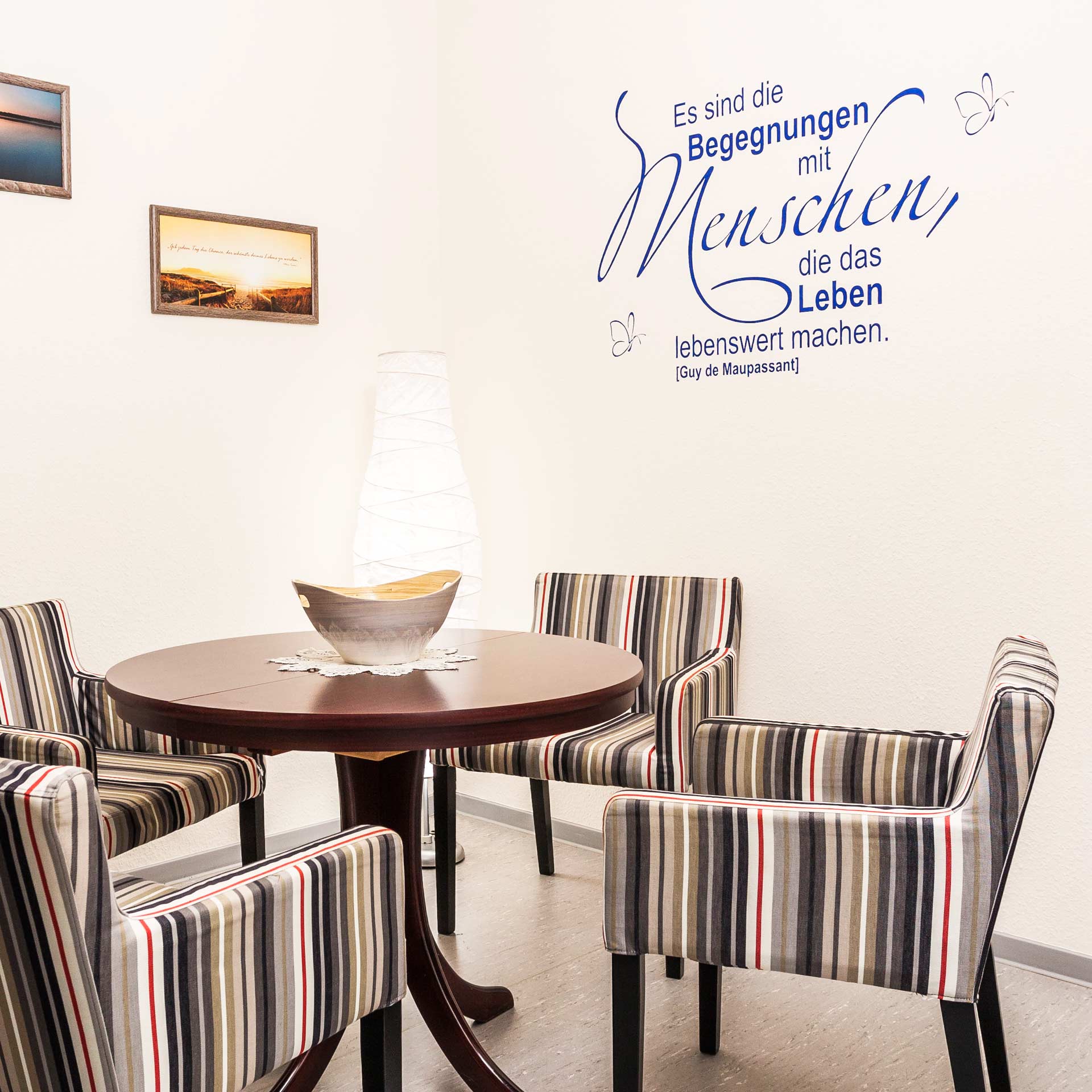 HOWIS-HKP GbR - Häusliche Krankenpflege, Empfang, Tisch mit Sitzgruppe, Stühle, Sessel, Wandtattoo, Motto, Philosophie